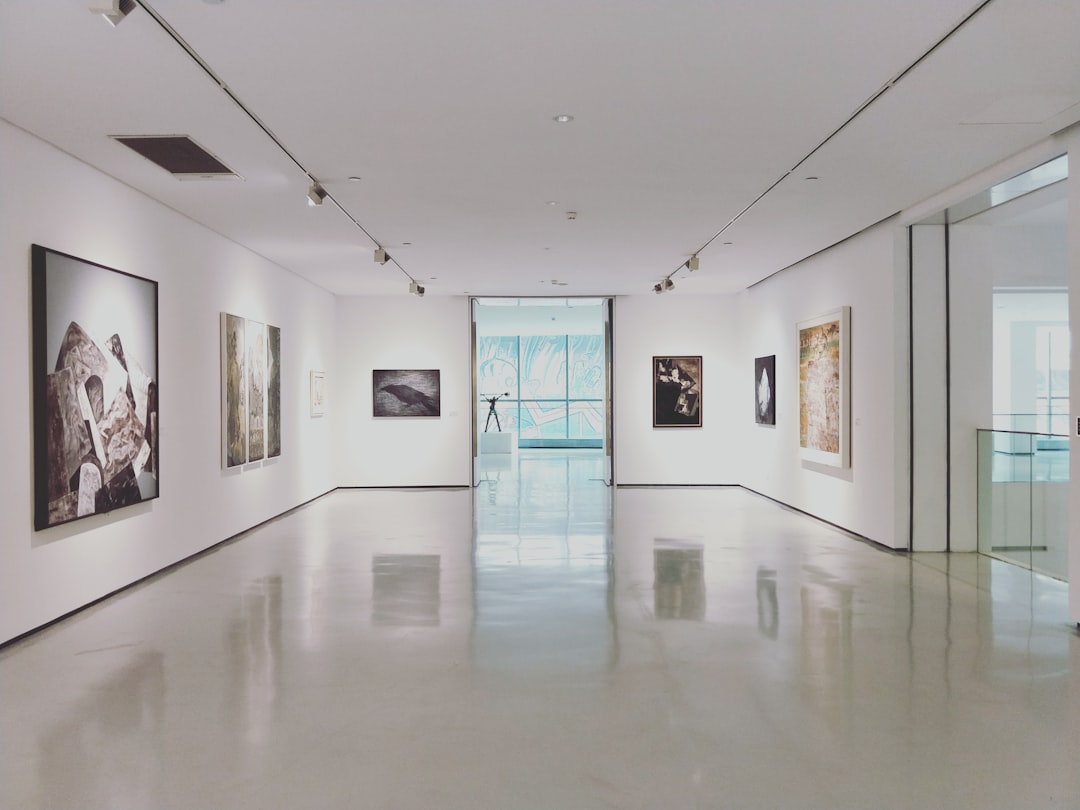 The art gallery which is near my college  was on display , and I was interested in it . So my
friends with me had a wonderful weekend .